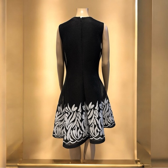 DKNY Beautiful dress with a flared bottom - Picture 2 of 5